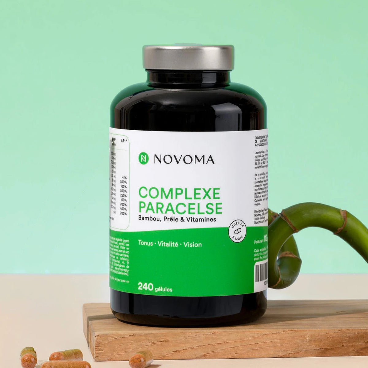 Pilulier de Complexe Paracelse Novoma avec une plante sur fond vert