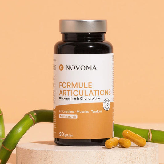 Pilulier de Formule Articulations Novoma avec du bambou sur fond pêche