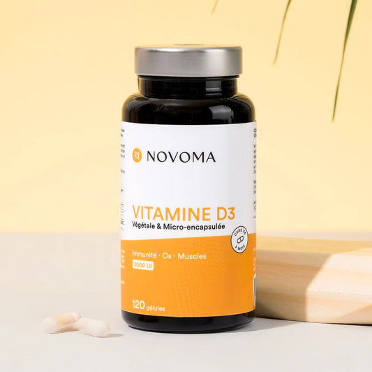 Pilulier de Vitamine D3 2000 UI Novoma sur fond jaune ensoleillé