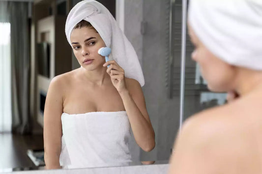 Peau mixte ou grasse ? Comment faire la différence et choisir les bons soins ?