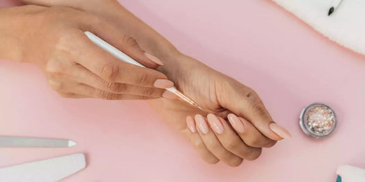 Ongles striés : comment les lisser naturellement