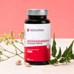 Pilulier d'Ashwagandha Bio Novoma avec des feuilles vertes sur fond rouge