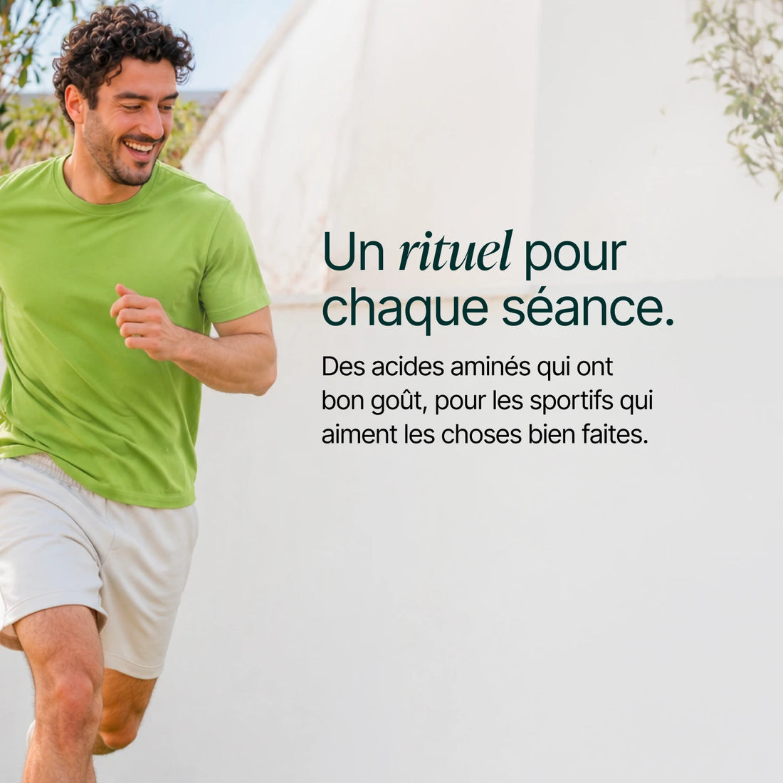 Homme souriant en tenue de sport : un rituel pour chaque séance