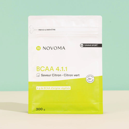 Sachet de BCAA 4.1.1 en Poudre Novoma sur fond vert