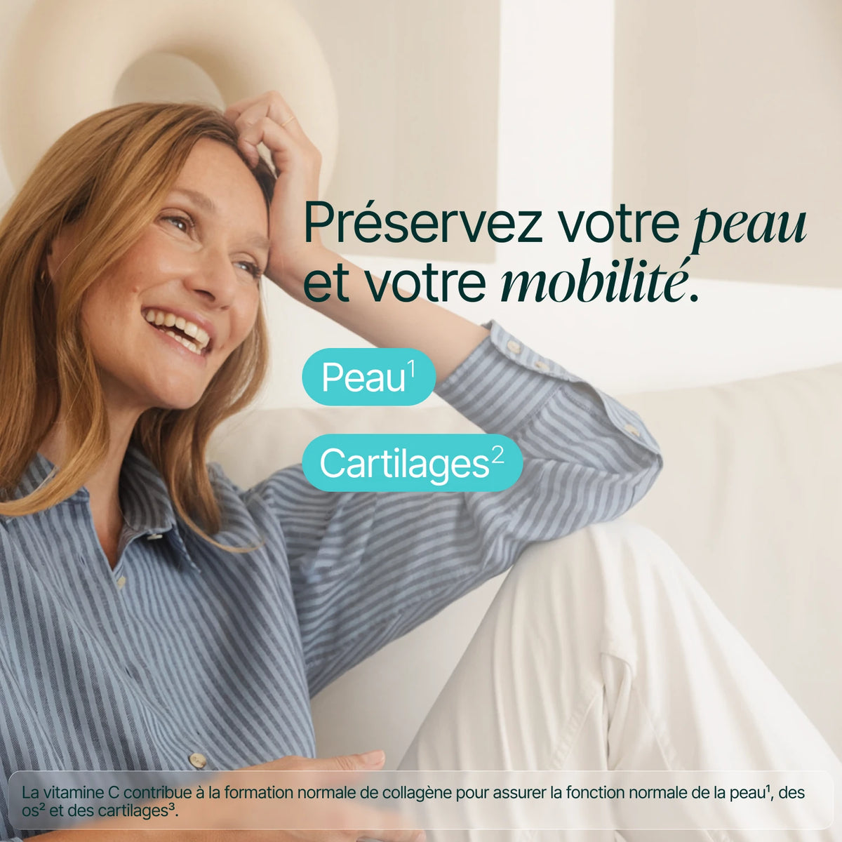 Femme souriante, main dans les cheveux : préservez votre peau et votre mobilité