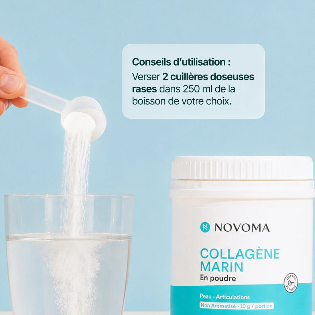 Collagène marin en poudre versé dans un verre : 2 cuillères doseuses rases dans 250 ml de boisson