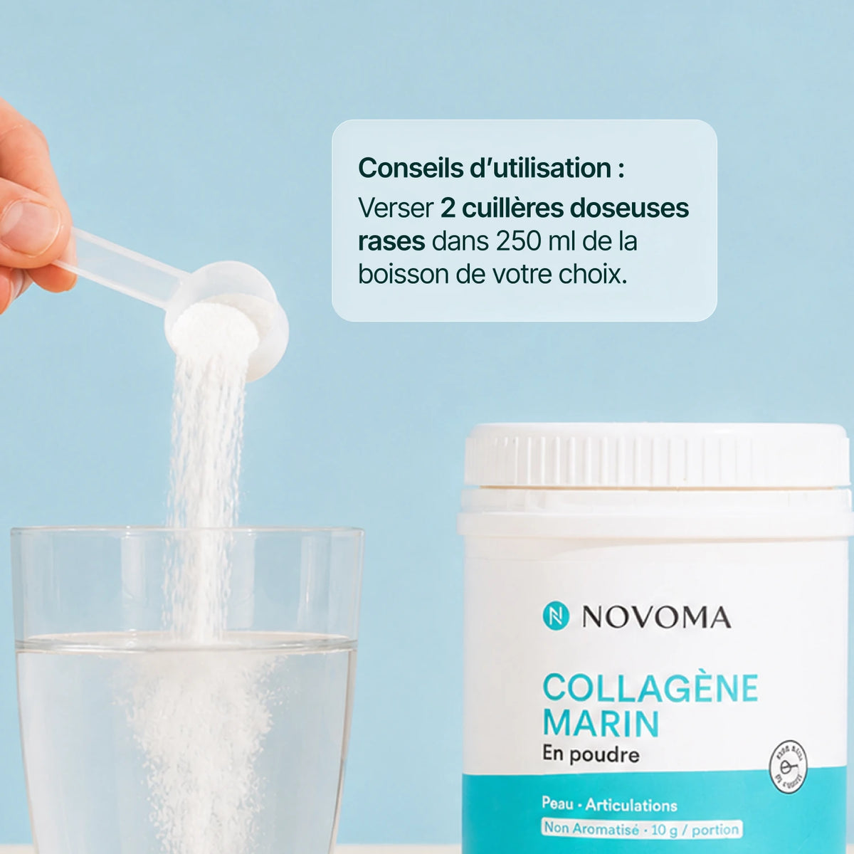 Collagène marin en poudre versé dans un verre : 2 cuillères doseuses rases dans 250 ml de boisson