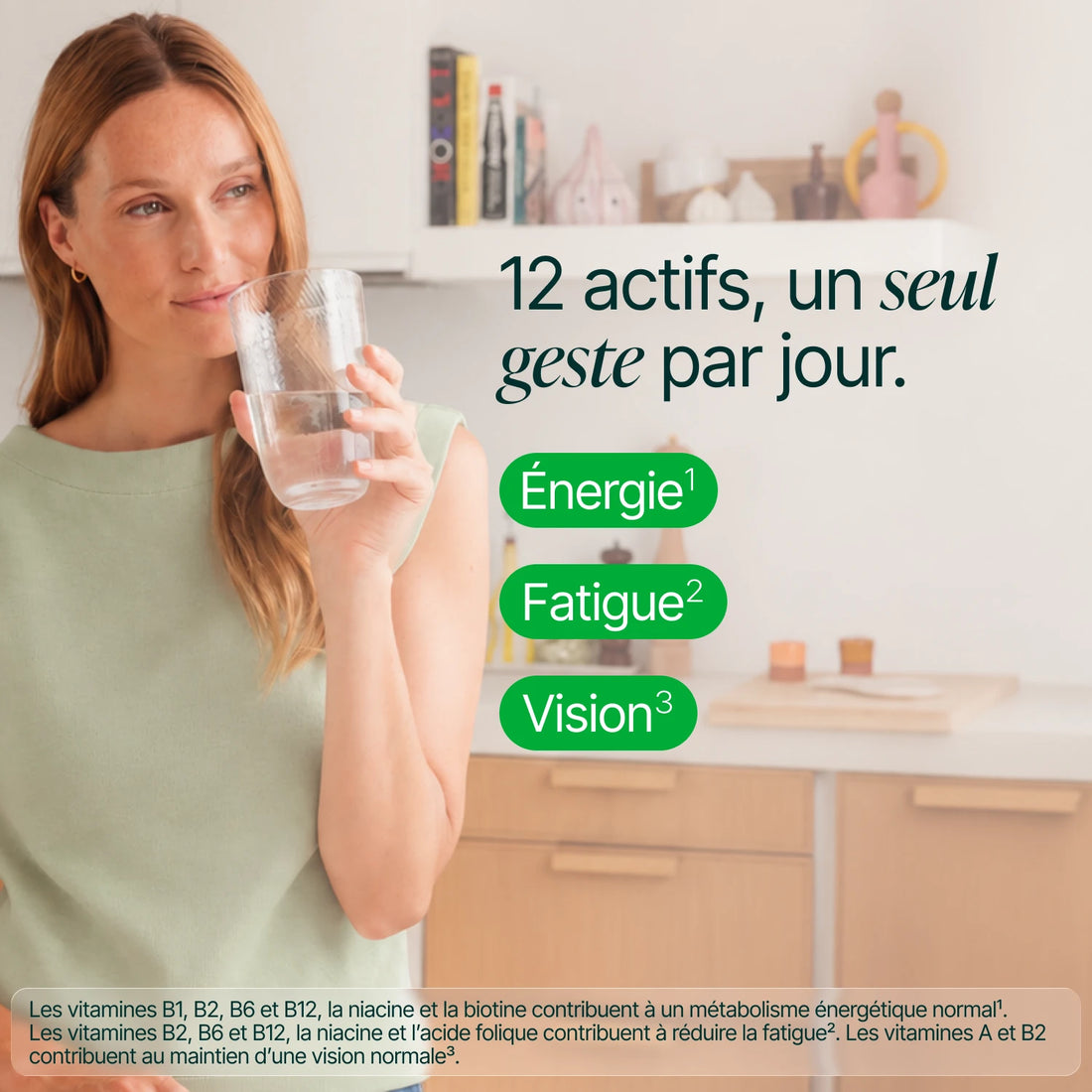 Femme buvant un verre d'eau : 12 actifs, un seul geste par jour, énergie, fatigue et vision