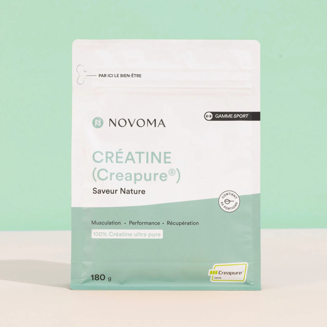 Sachet de Créatine Creapure® en Poudre Novoma sur fond vert d'eau