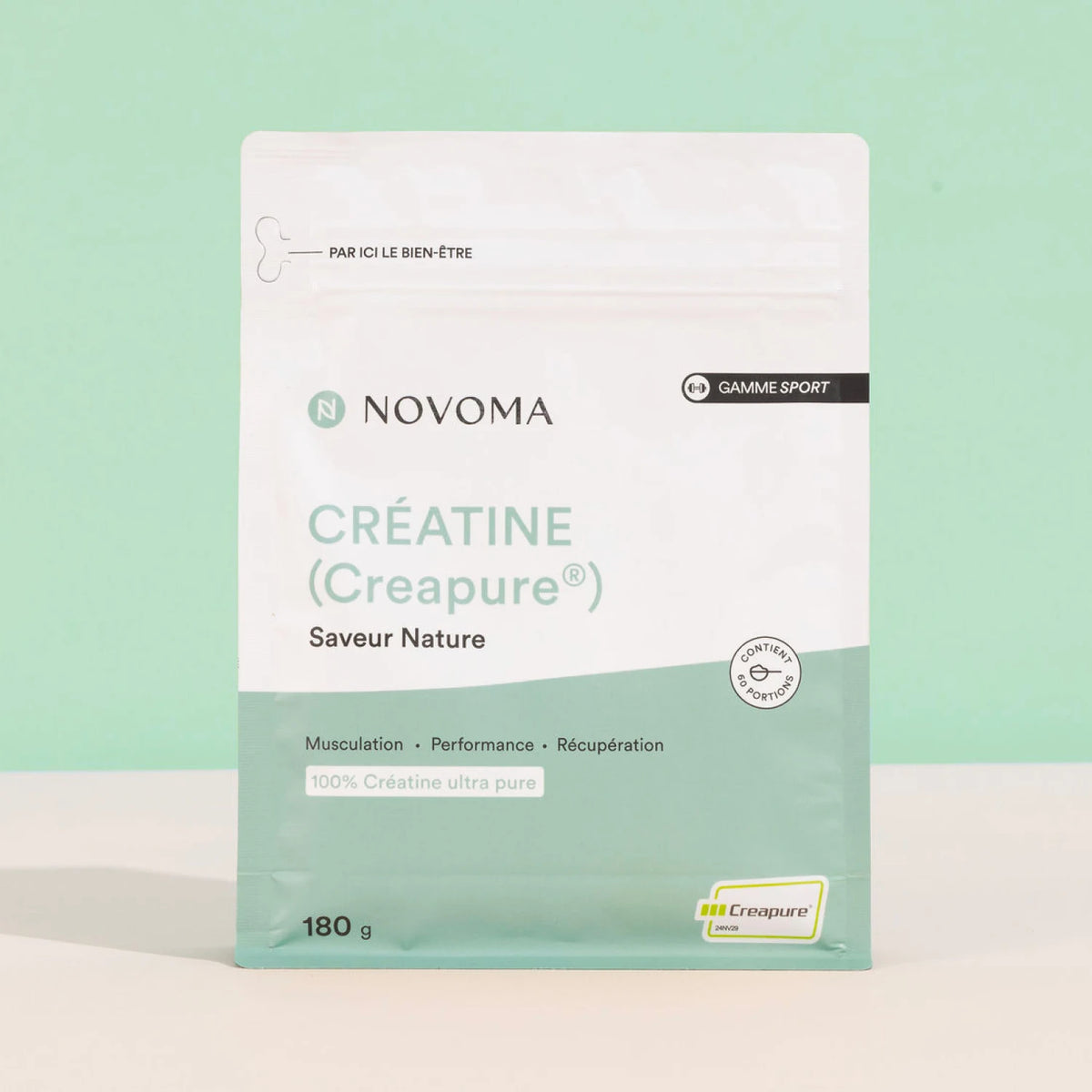 Sachet de Créatine Creapure® en Poudre Novoma sur fond vert d'eau