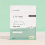 Sachet de Créatine Creapure® en Poudre Novoma sur fond vert d'eau