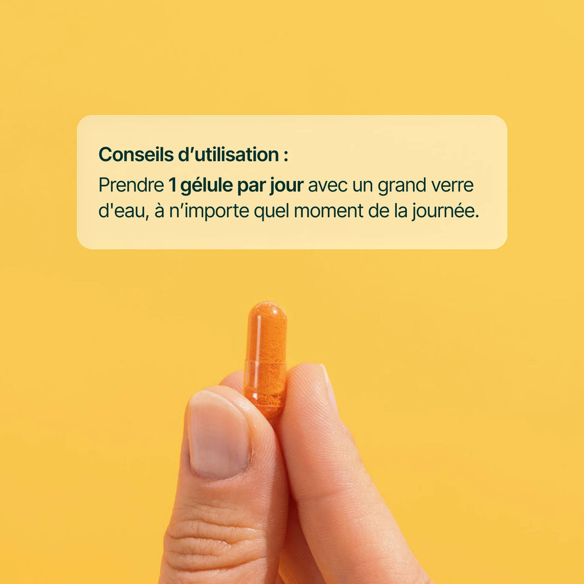 Gélule de curcuma tenue entre deux doigts : 1 gélule par jour avec un grand verre d'eau