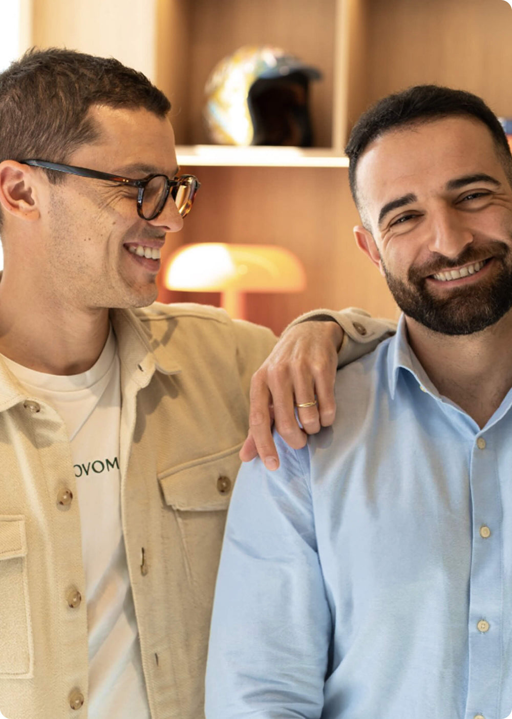 Deux membres de l'équipe souriant ensemble