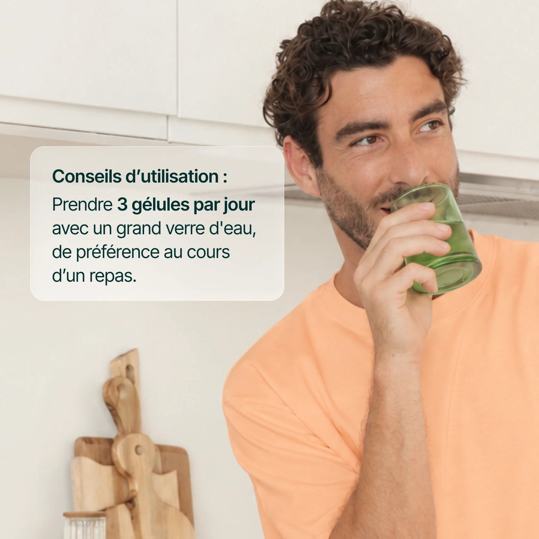Homme souriant prenant une gélule : 3 gélules de Formule Articulations par jour au cours d'un repas