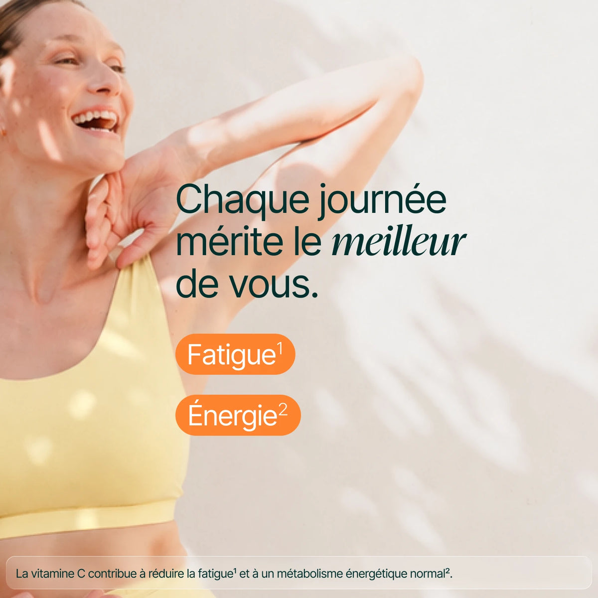 Femme souriante qui s'étire : chaque journée mérite le meilleur de vous, fatigue et énergie