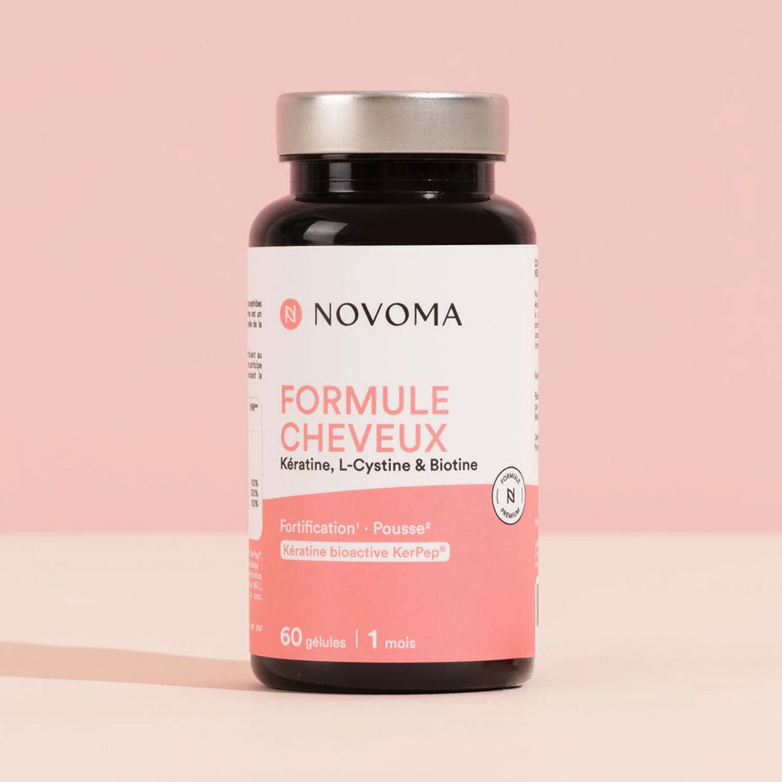 Pilulier de Formule Cheveux Novoma sur fond rose