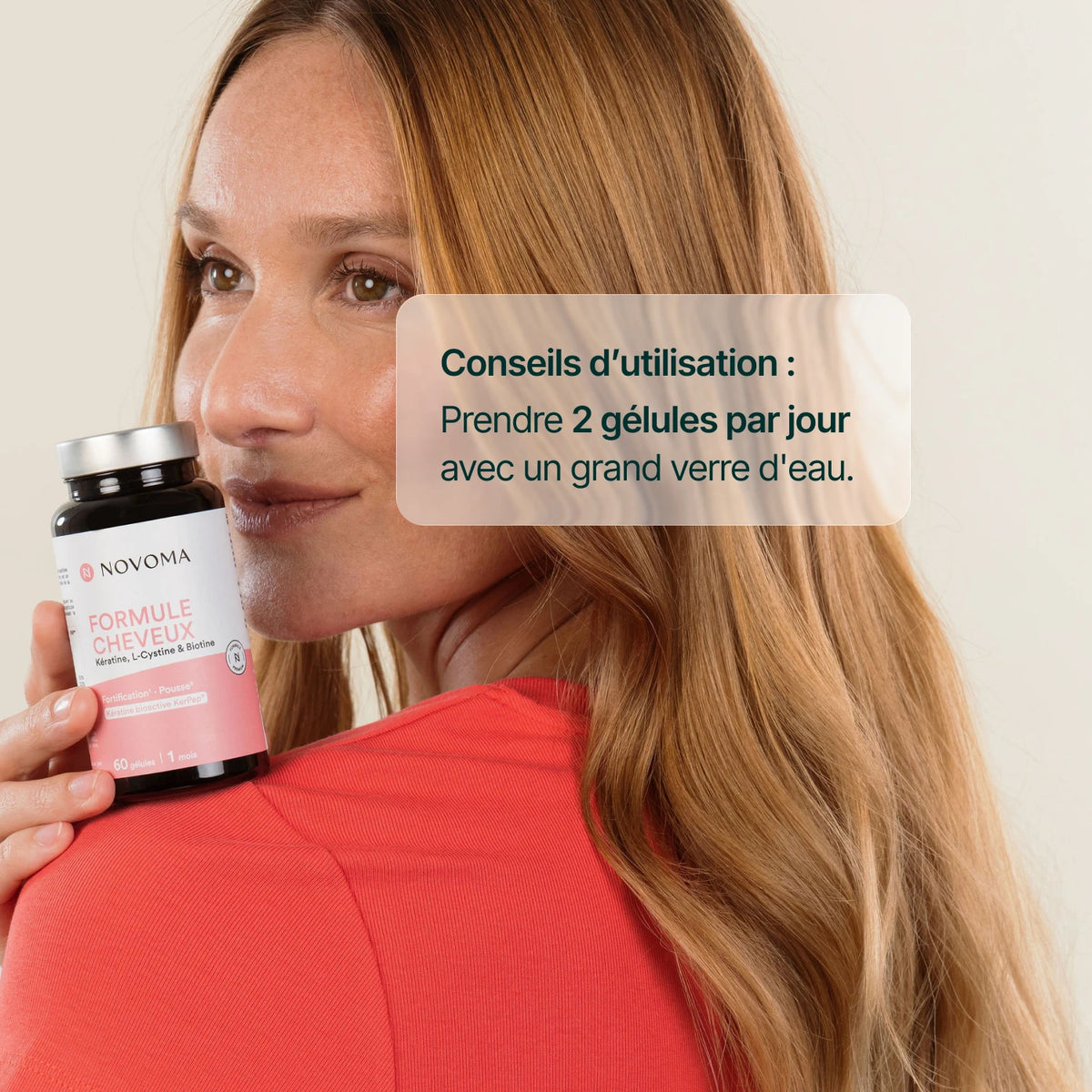 Femme aux cheveux longs tenant le pilulier : 2 gélules de Formule Cheveux par jour