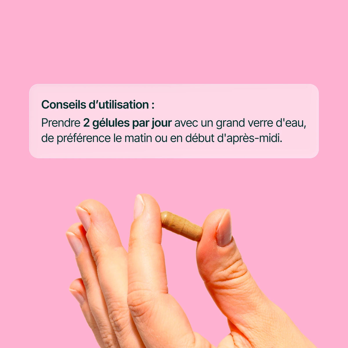 Mains tenant une gélule : 2 gélules de Formule Cycle Féminin par jour, le matin ou l'après-midi