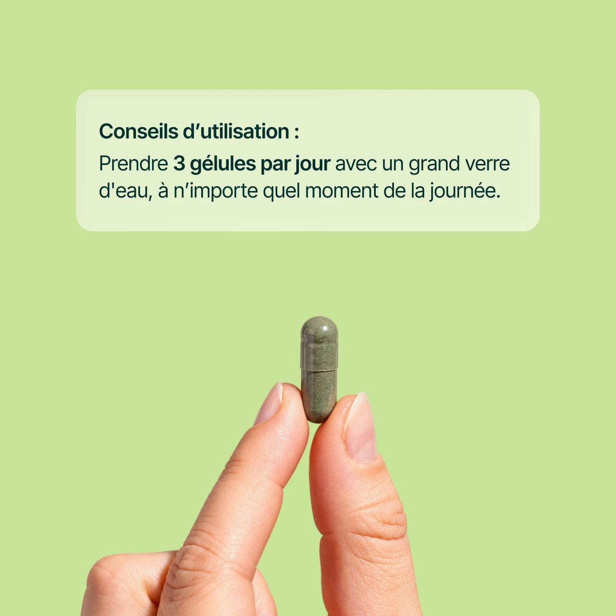 Gélule de Formule Détox tenue entre deux doigts : 3 gélules par jour avec un grand verre d'eau