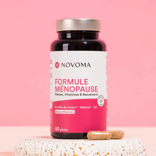 Pilulier de Formule Ménopause Novoma sur fond rose
