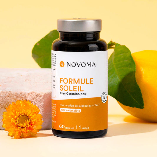 Pilulier de Formule Soleil Novoma avec des agrumes sur fond jaune