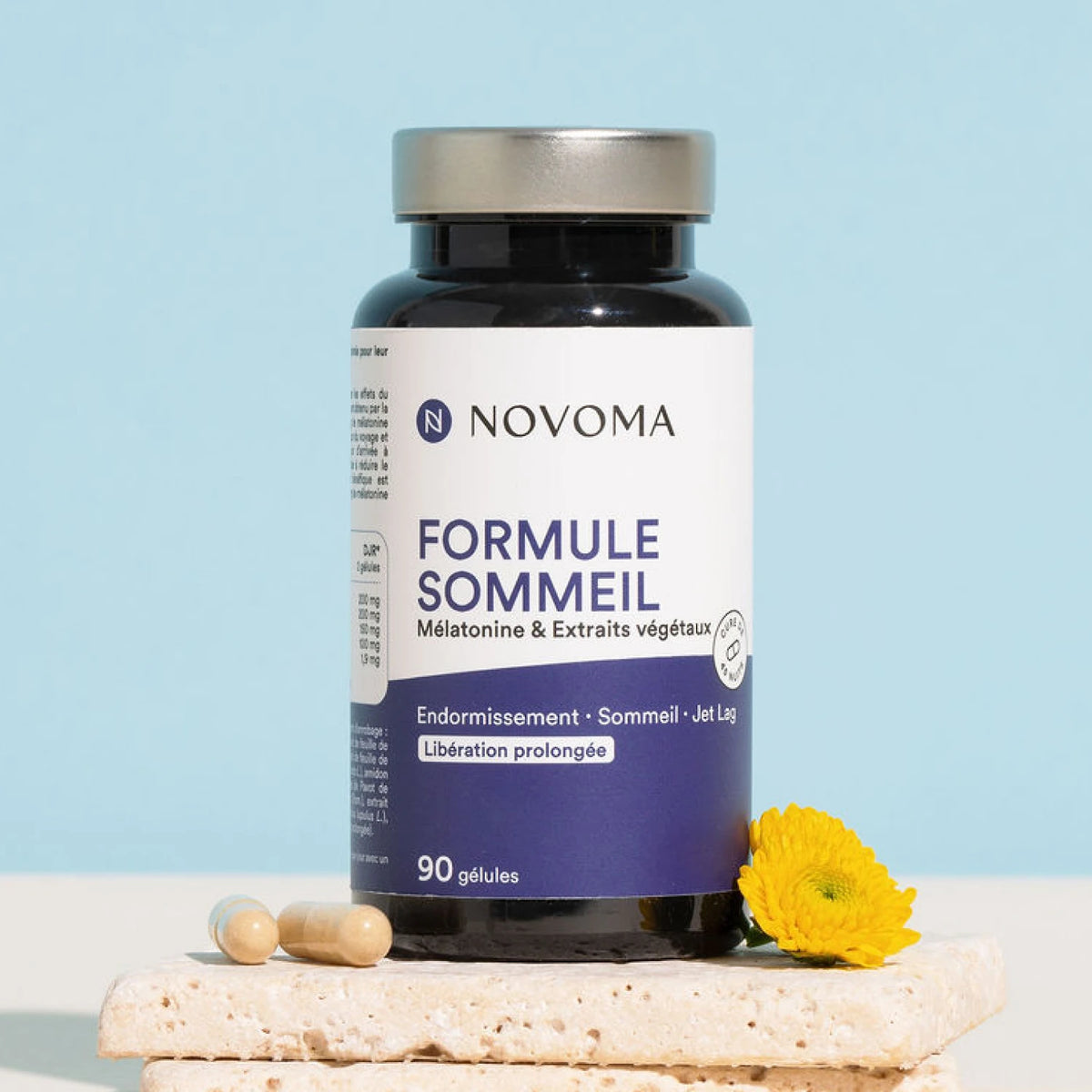 Pilulier de Formule Sommeil Novoma sur fond bleu clair