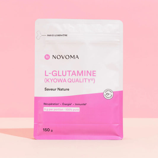 Sachet de L-Glutamine Novoma sur fond rose
