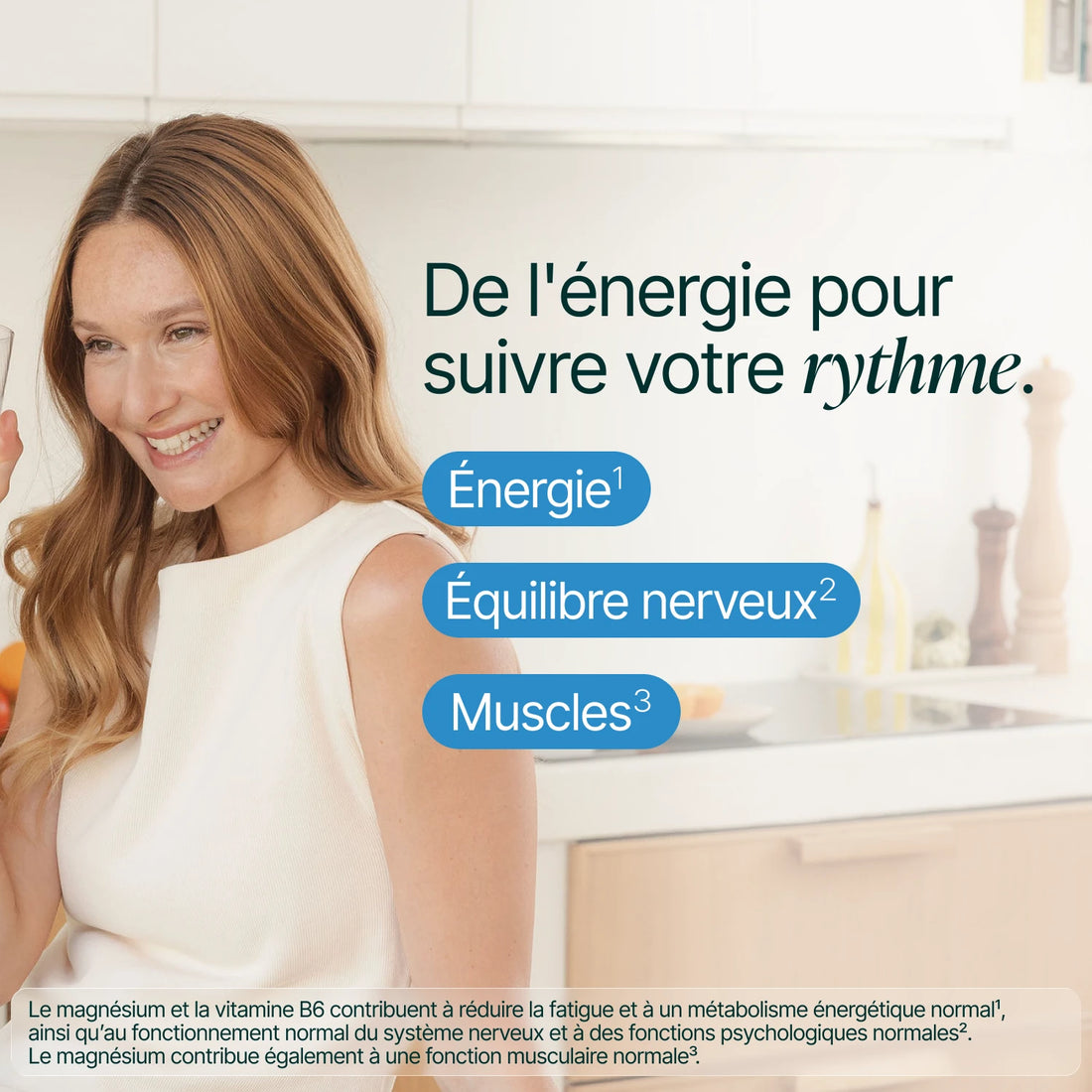 Femme souriante chez elle : de l'énergie pour suivre votre rythme, énergie, équilibre nerveux et muscles