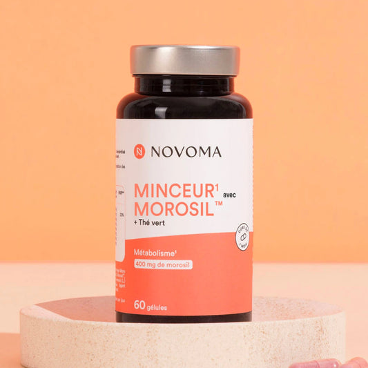 Pilulier de Minceur Morosil™ Novoma sur un socle, fond orange