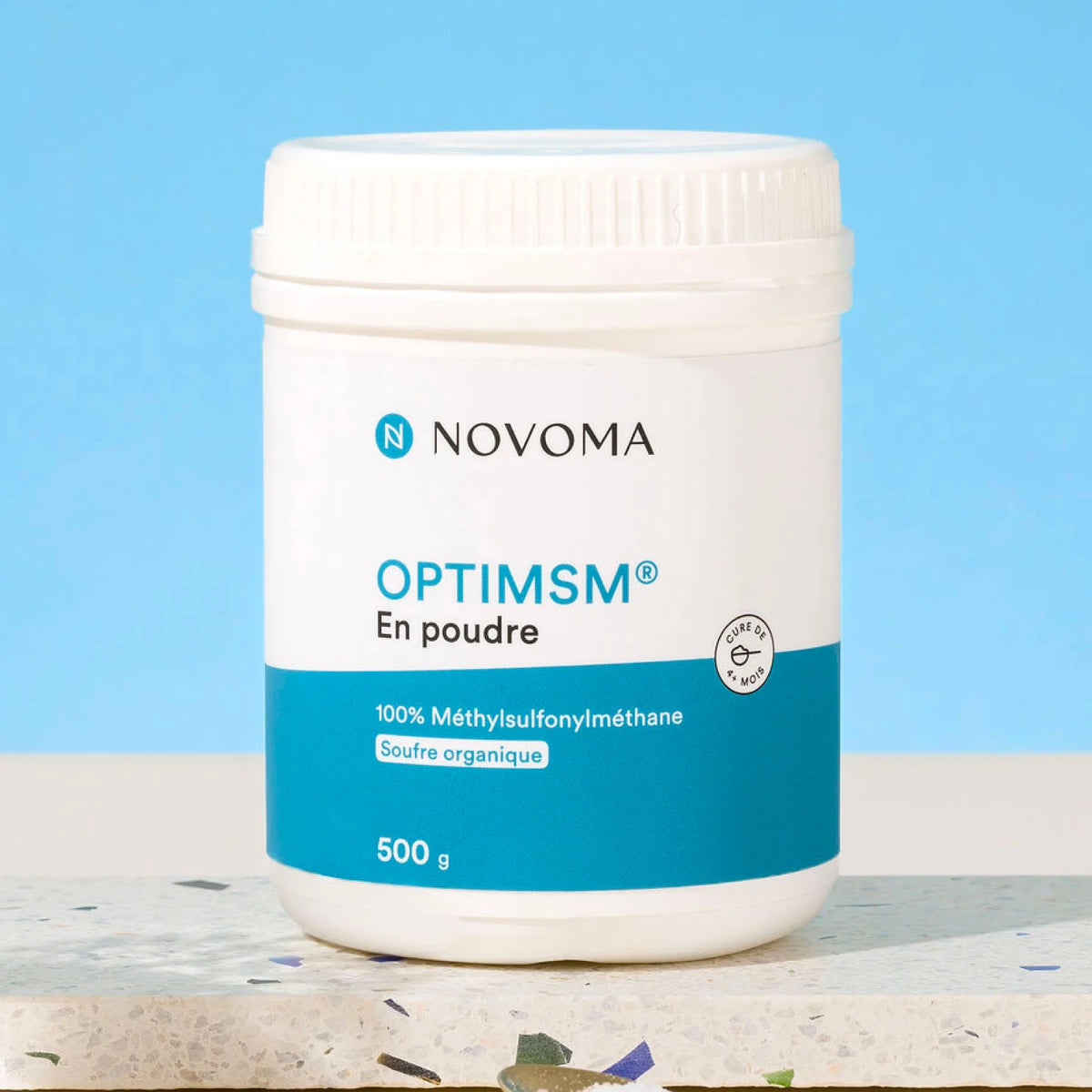 Pot de MSM OptiMSM® en Poudre Novoma sur fond bleu