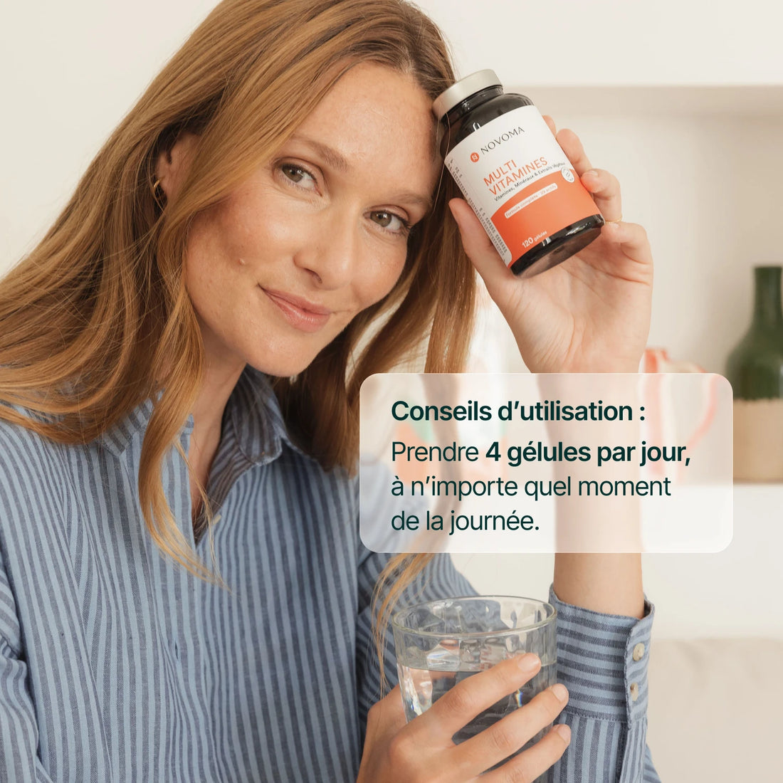 Femme tenant le pilulier : 4 gélules de Multivitamines par jour, à n'importe quel moment