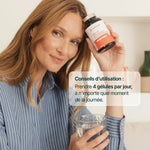 Femme tenant le pilulier : 4 gélules de Multivitamines par jour, à n'importe quel moment
