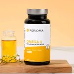 Pilulier d'Oméga 3 Epax® Novoma à côté d'une carafe d'huile sur fond orangé