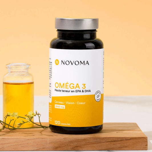 Pilulier d'Oméga 3 Epax® Novoma à côté d'une carafe d'huile sur fond orangé