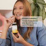 Femme souriante prenant une capsule d'oméga 3 : 4 capsules par jour au cours d'un repas