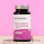 Pilulier de Picolinate de Chrome Novoma sur un socle, fond rose