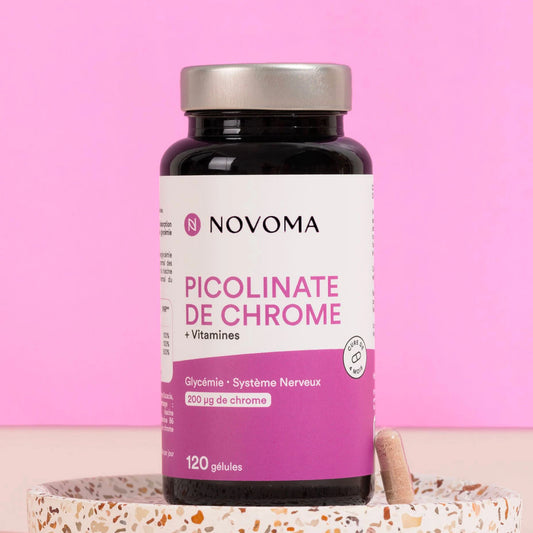 Pilulier de Picolinate de Chrome Novoma sur un socle, fond rose