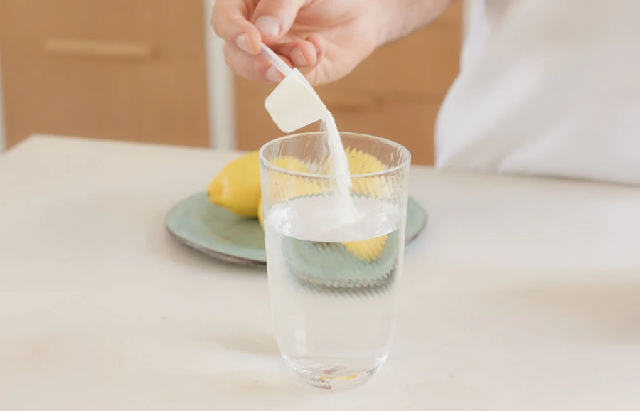 Poudre de collagène novoma versée dans un verre