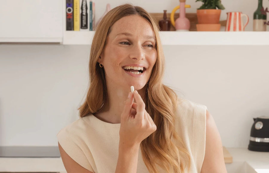 femme avec gélule formule ménopause novoma à la main