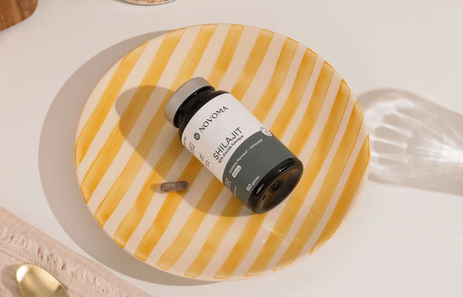Shilajit Novoma posé sur une table