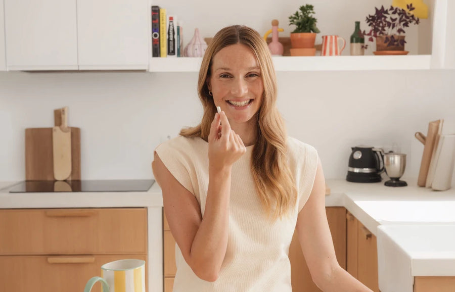 femme avec gélule de vitamine c liposomale novoma à la main
