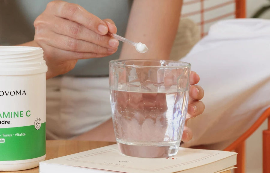 Poudre de vitamine c novoma versée dans un verre