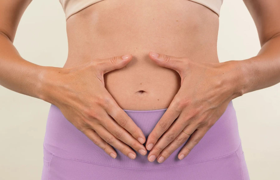 femme avec main sur le ventre