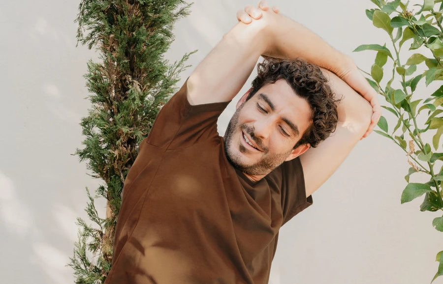 Homme qui s'étire les bras