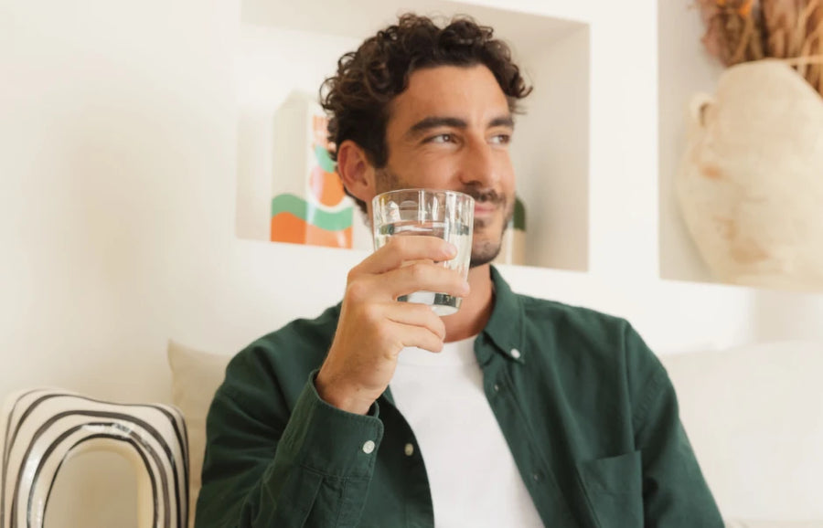 Homme avec verre d'eau en main