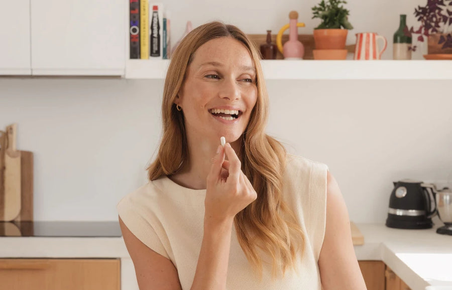 Femme avec gélule vitamine d3 novoma à la main 