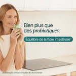 Femme souriante avec une boisson chaude : bien plus que des probiotiques, flore intestinale