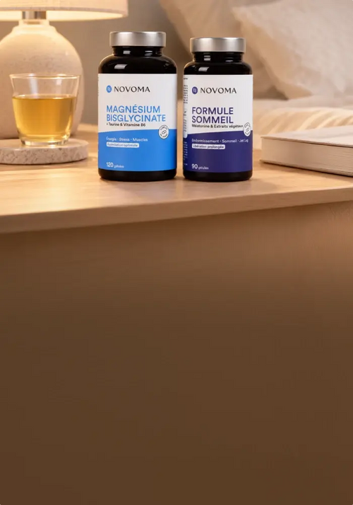 magnésium bisglycinate et formule sommeil posé sur une table de chevet