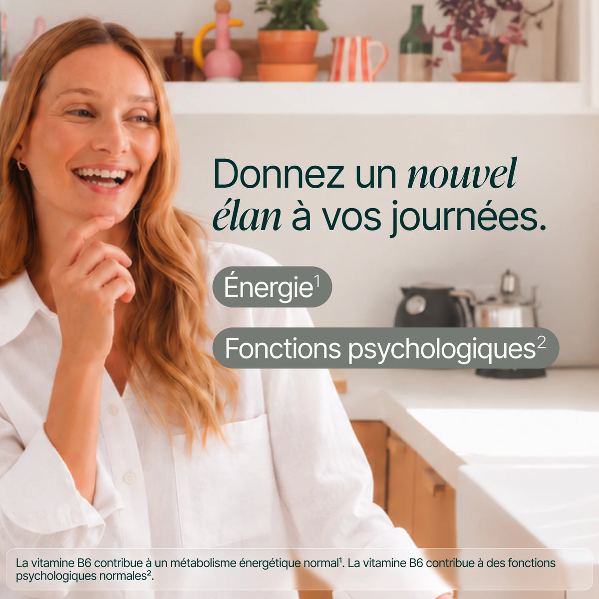 Femme souriante dans sa cuisine : donnez un nouvel élan à vos journées, énergie et fonctions psychologiques