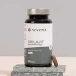 Pilulier de Shilajit Novoma posé sur une pierre sombre